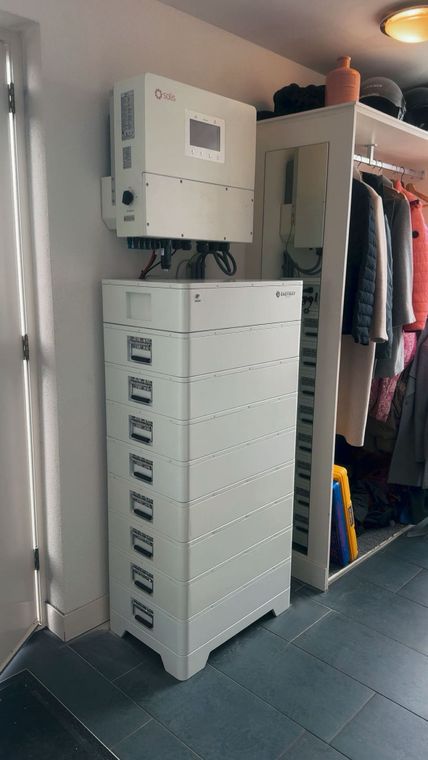 Thuisbatterij-installatie door Solar Installatie Groep, modulaire Easyway-batterij met Solis-omvormer