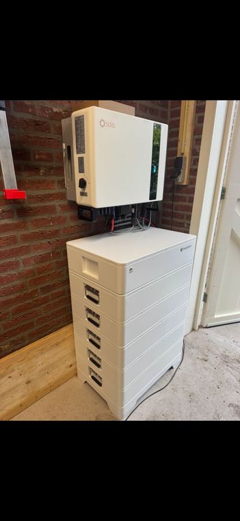 Easyway thuisbatterij met Solis hybride omvormer, netjes gemonteerd