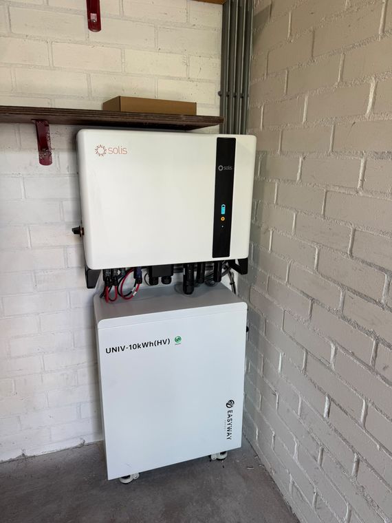Easyway UNIV-10kWh thuisbatterij met Solis-omvormer in de garage