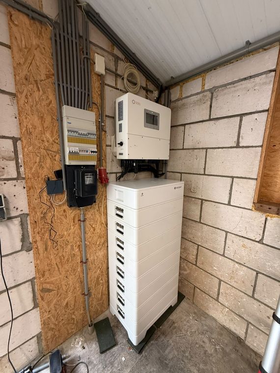 Grote modulaire thuisbatterij naast de meterkast, vakwerk van eigen monteurs