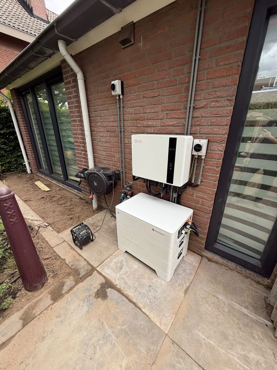 Thuisbatterij-installatie buiten tegen de gevel