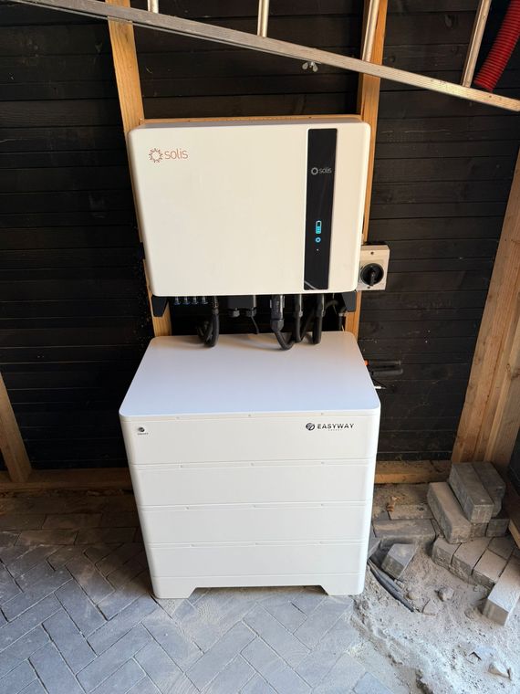 Easyway thuisbatterij met Solis-omvormer in bijgebouw